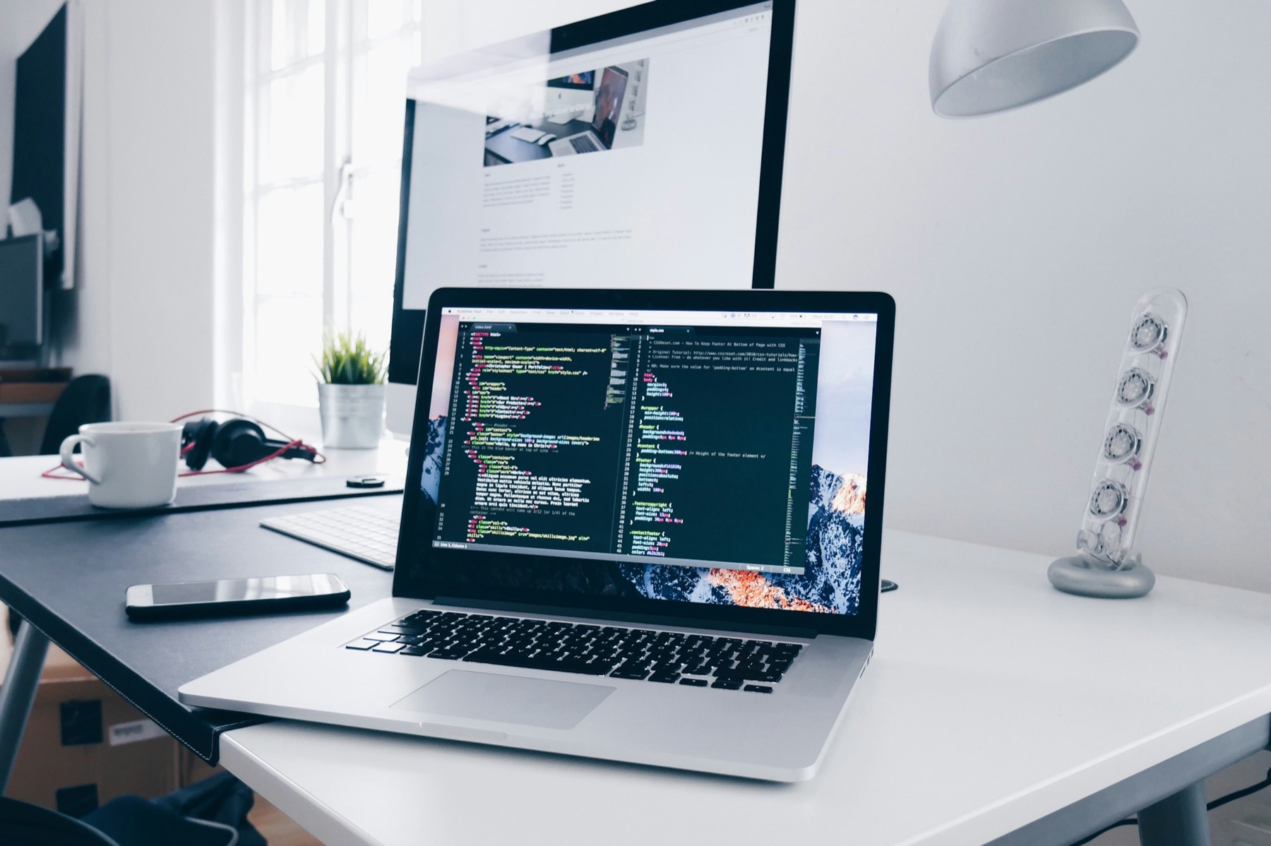 Postazione di lavoro con codice su schermo