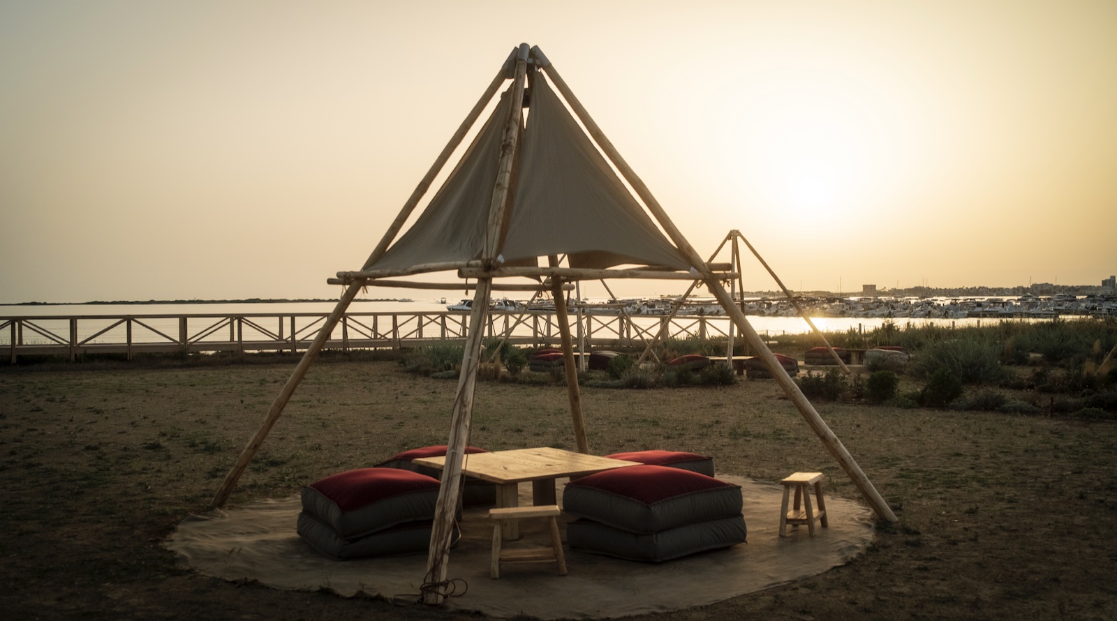 Tenda teepee al tramonto sulla costa — THOT sunset bar